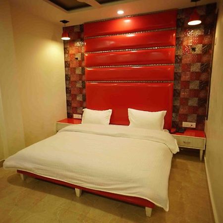 Hotel Soluxe Yamuna Nagar ภายนอก รูปภาพ
